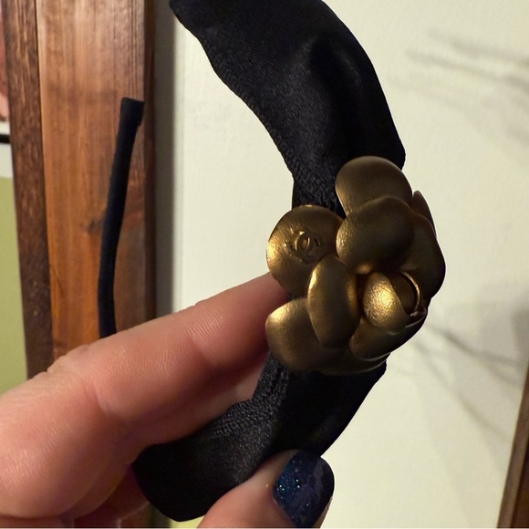 CHANEL Black headband with gold camelia flower main image 8